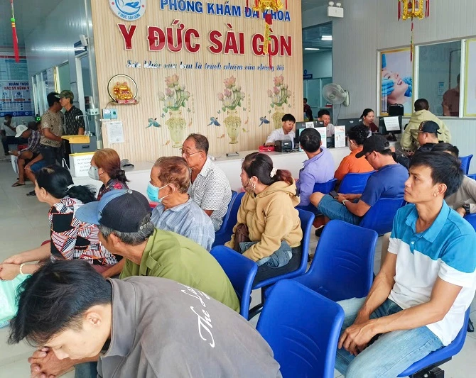 1-Lượng bệnh nhân chờ thăm khám tại Phòng khám Đa khoa Y đức Sài Gòn