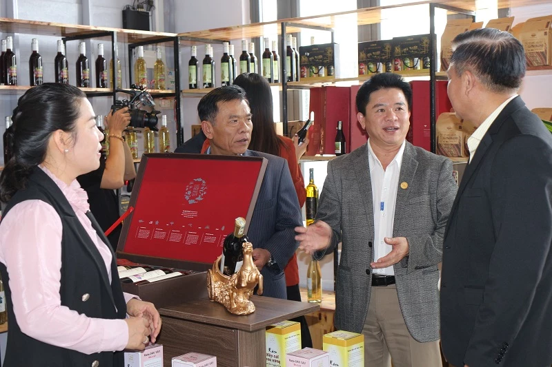 Ông Nguyễn Phục Quốc - Chủ tịch Hội Doanh nghiệp Lạc Dương, giới thiệu về mô hình khu trưng bày, giới thiệu sản phẩm OCOP và sản phẩm đặc trưng của địa phương. 