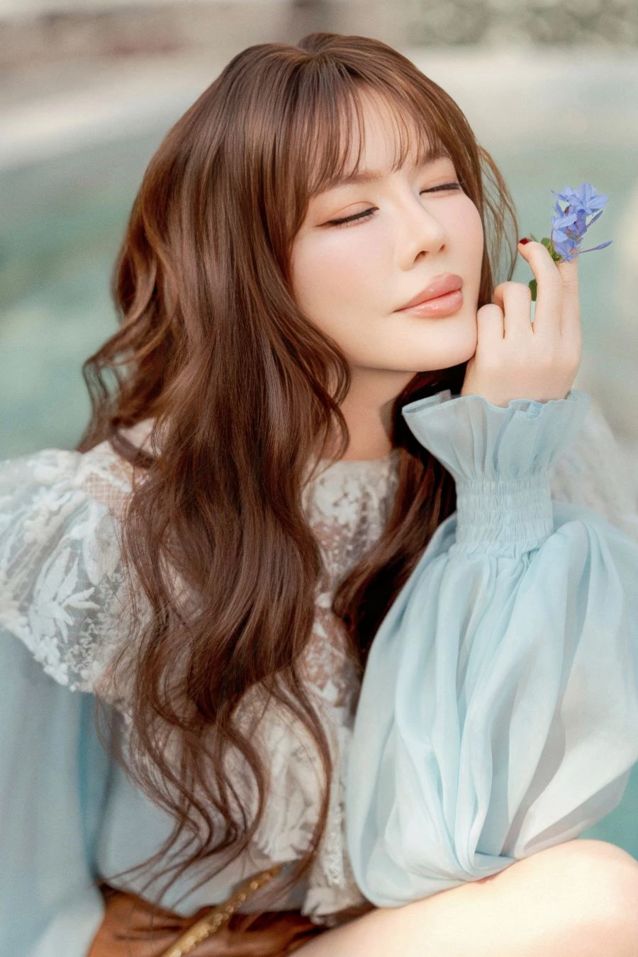 Nếu như trước đây công chúng quen với một Lý Nhã Kỳ tất bật giữa lịch trình nghệ thuật, ngoại giao và kinh doanh, thì thời gian gần đây cô chủ động giảm bớt các hoạt động giải trí để dành nhiều thời gian cho những kế hoạch mang tính dài hạn.