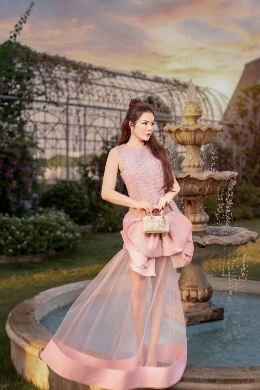 Bộ ảnh sinh nhật năm nay cũng phản ánh đúng tinh thần ấy. Lý Nhã Kỳ hướng đến sự nhẹ nhàng, tinh tế với bảng màu pastel, ánh sáng tự nhiên cùng những khoảnh khắc đời thường. Mỗi khung hình đều toát lên vẻ đẹp của một người phụ nữ trưởng thành, biết mình muốn gì và tận hưởng cuộc sống theo cách riêng.