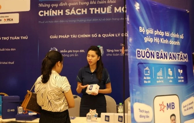 Ảnh: MB giới thiệu Bộ giải pháp tài chính số giúp hộ kinh doanh buôn bán an tâm. Ảnh: MB giới thiệu Bộ giải pháp tài chính số giúp hộ kinh doanh buôn bán an tâm.