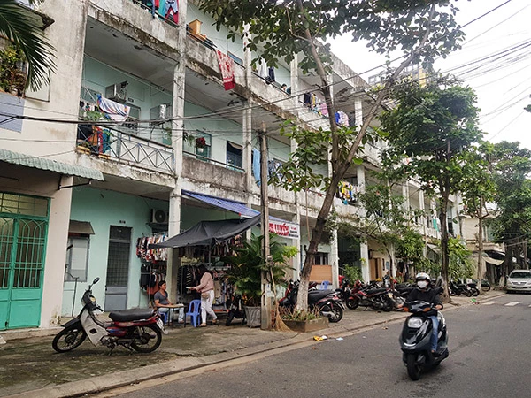 Khu chung cư Thuận Phước sắp được tháo dỡ vì đã xuống cấp nghiêm trọng. Khu chung cư Thuận Phước sắp được tháo dỡ vì đã xuống cấp nghiêm trọng.