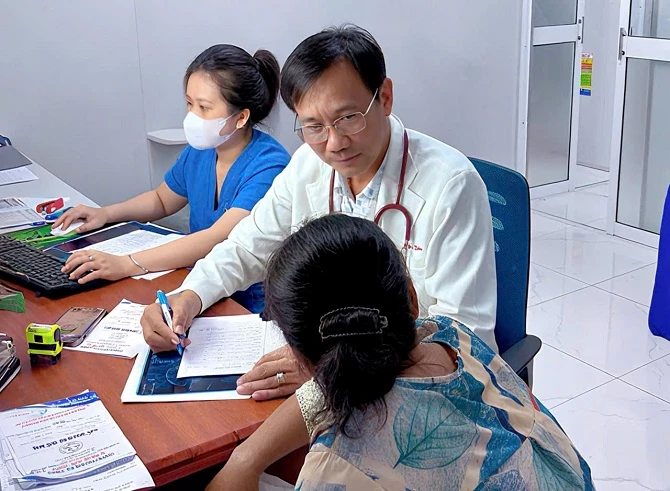 3- Bác sĩ Khoa thăm khám cho bệnh nhân