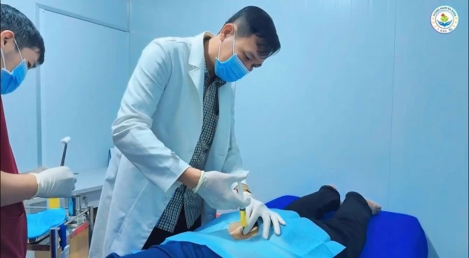 2- Bác sĩ CKII La Văn Khoa tiêm PRP điều trị cho bệnh nhân