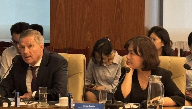 Ông Leo Van Druenen - Đại diện cấp cao của APM Terminals, Tập đoàn Maersk và bà Nguyễn Xuân Thùy - Trưởng khu vực phụ trách phát triển bền vững của Tập đoàn Maersk. Ông Leo Van Druenen - Đại diện cấp cao của APM Terminals, Tập đoàn Maersk và bà Nguyễn Xuân Thùy - Trưởng khu vực phụ trách phát triển bền vững của Tập đoàn Maersk.