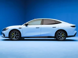 Xe sedan dài 5 mét, công suất 570 mã lực, giá hơn 800 triệu đồng
