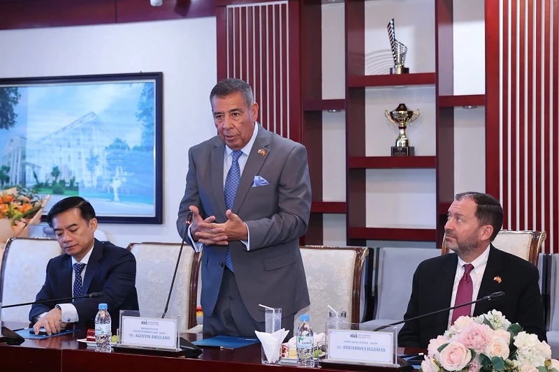 Ông Agustin Arellano (giữa) Chủ tịch kiêm Tổng giám đốc HASDC trao đổi với lãnh đạo Tập đoàn FLC tại sự kiện