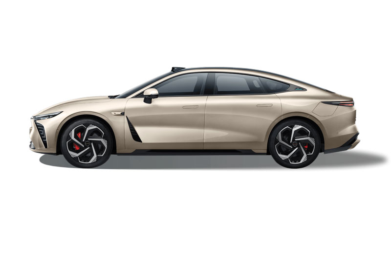 Xe sedan hạng D mạnh 469 mã lực, hệ thống hỗ trợ lái tiên tiến, giá gần 700 triệu đồng