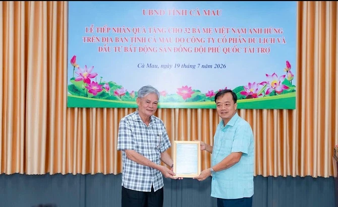ông Trương Minh Chiến (người đứng bên trái) được ông Huỳnh Quốc Việt, Phó Bí thư Thường trực Tỉnh uỷ Cà Mau trao thư cảm ơn của Bí thư Tỉnh uỷ Cà Mau Nguyễn Hồ Hải ông Trương Minh Chiến (người đứng bên trái) được ông Huỳnh Quốc Việt, Phó Bí thư Thường trực Tỉnh uỷ Cà Mau trao thư cảm ơn của Bí thư Tỉnh uỷ Cà Mau Nguyễn Hồ Hải