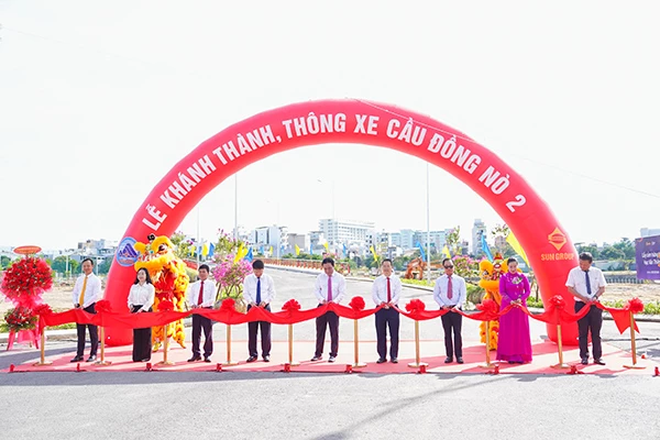 Thực hiện nghi thức khánh thành, thông xe cầu Đồng Nò 2. Thực hiện nghi thức khánh thành, thông xe cầu Đồng Nò 2.