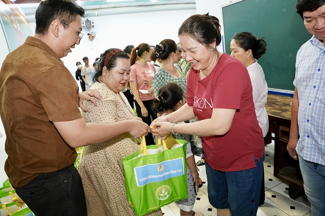 TP Hồ Chí Minh: Phường Tân Tạo phối hợp chăm lo công nhân hoàn cảnh khó khăn