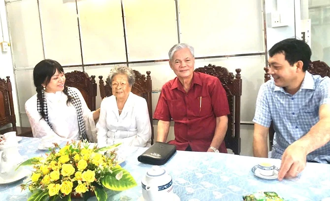 ông Trương Minh Chiến thăm hỏi mẹ VNAH ở xã Đầm Dơi ông Trương Minh Chiến thăm hỏi mẹ VNAH ở xã Đầm Dơi