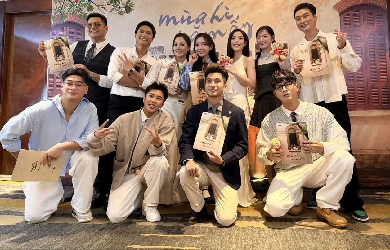 Dàn diễn viên tại buổi họp báo ra mắt bộ phim.