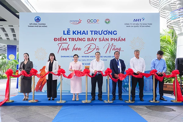 Thực hiện nghi thức khai trương điểm trưng bày sản phẩm "Tinh hoa Đà Nẵng".