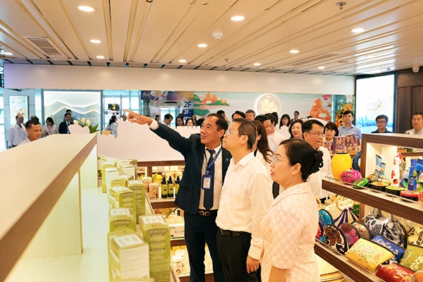 Phó Tổng giám đốc AHT Đỗ Trọng Hậu giới thiệu với Chủ tịch UBND TP Đà Nẵng Nguyễn Mạnh Hùng về điểm trưng bày sản phẩm "Tinh hoa Đà Nẵng" tại nhà ga T2 Cảng HKQT Đà Nẵng.