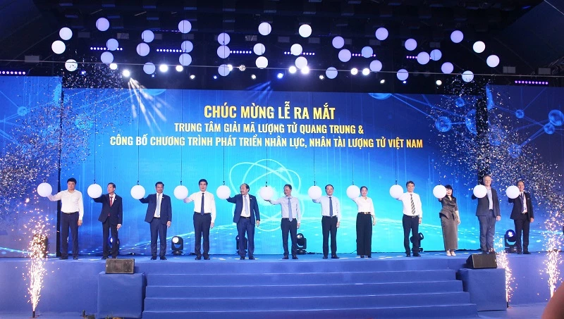 Tham dự chương trình có Ông Trần Hồng Thái – Uỷ viên Ban Chấp hành Trung ương Đảng, Chủ tịch Viện Hàn Lâm khoa học và công nghệ Việt Nam (VAST), Ông Phạm Tuấn Anh – Ủy viên Trung ương Đảng, Phó Bí thư Tỉnh ủy, Chủ tịch UBND tỉnh Gia cùng các đại biểu thực hiện nghi thức ra mắt Trung tâm Giải mã Lượng tử Quang Trung.