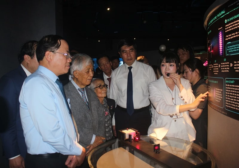 Các đại biểu tham quan Trung tâm Giải mã Lượng tử Quang Trung.