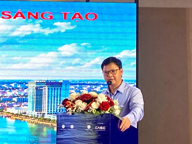 Ảnh 3- Ông Vũ Văn Tích - Phó Giám đốc Học viện KH&CN đề xuất 10 giải pháp phát triển ĐMST của TP Cần Thơ.