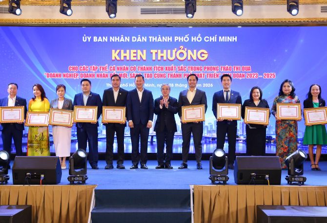 BenThanh Tourist nhận Bằng khen 'Doanh nghiệp, doanh nhân đổi mới, sáng tạo cùng Thành phố phát triển'