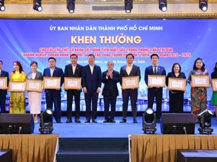 BenThanh Tourist nhận Bằng khen 'Doanh nghiệp, doanh nhân đổi mới, sáng tạo cùng Thành phố phát triển'