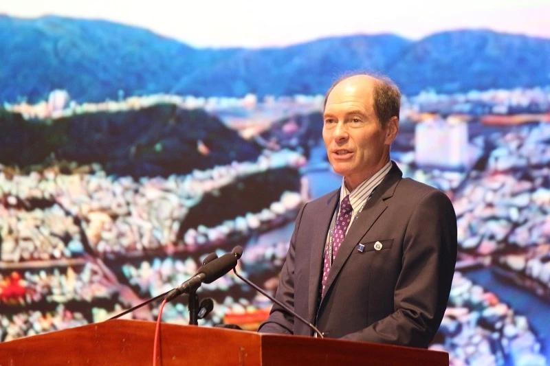 TS. Tim Smith, Giám đốc Viện Lượng tử mở (OQI, Thuỵ Sĩ) chia sẻ về yêu cầu hợp tác quốc tế để cùng kiến tạo công nghệ lượng tử.