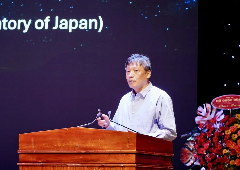 PGS.TS. Fumitaka Nakamura - Viện Thiên Văn Quốc Gia Nhật Bản trình bày tham luận: “Kính thiên văn không chỉ là kính thiên văn: Từ khoa học cơ bản đến đổi mới sáng tạo”.