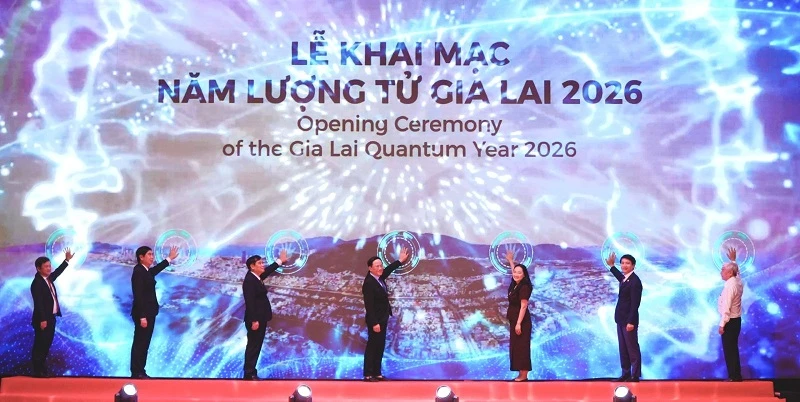 Các đại biểu thực hiện nghi thức bấm nút khai mạc Năm Lượng tử Gia Lai 2026.