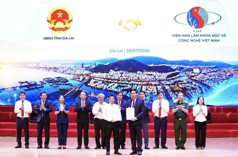 Trao Biên bản ghi nhớ hợp tác giữa UBND tỉnh Gia Lai và Viện Hàn lâm Khoa học và Công nghệ Việt Nam về nội dung “Nghiên cứu, ứng dụng khoa học, công nghệ, đổi mới sáng tạo và chuyển đổi số, giai đoạn 2026 - 2030”