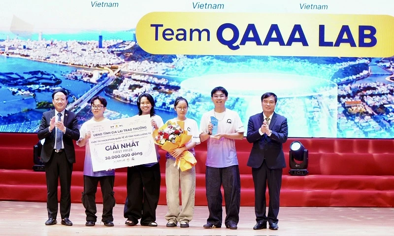 Trao giải cho đội thi đạt giải nhất cuộc thi Hackathon quốc tế về tính toán lượng tử vì mục tiêu phát triển xã hội (Quantathon Gia Lai 2026).