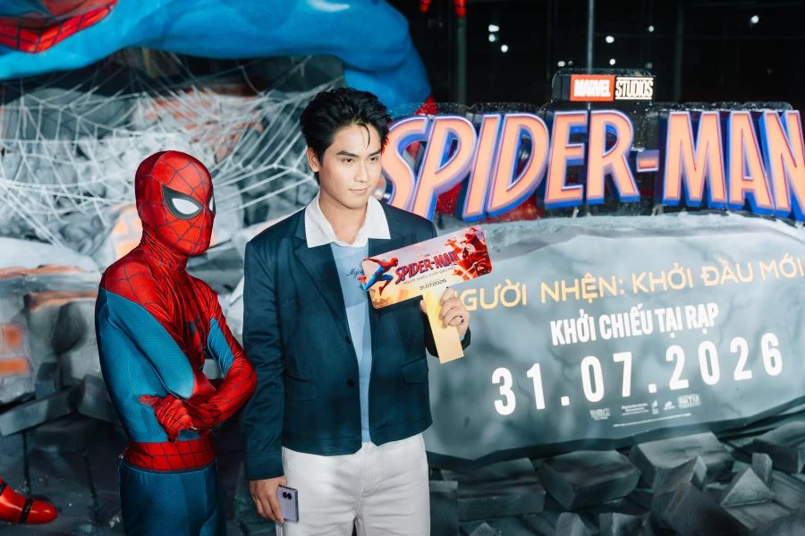 Diễn viên Võ Điền Gia Huy check-in cùng Spider-Man trước thềm ra mắt phim tại thành phố Hồ Chí Minh.