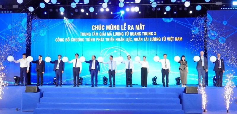 Các đại biểu trung ương và địa phương thực hiện nghi thức ra mắt Trung tâm Giải mã lượng tử Quang Trung. Các đại biểu trung ương và địa phương thực hiện nghi thức ra mắt Trung tâm Giải mã lượng tử Quang Trung.