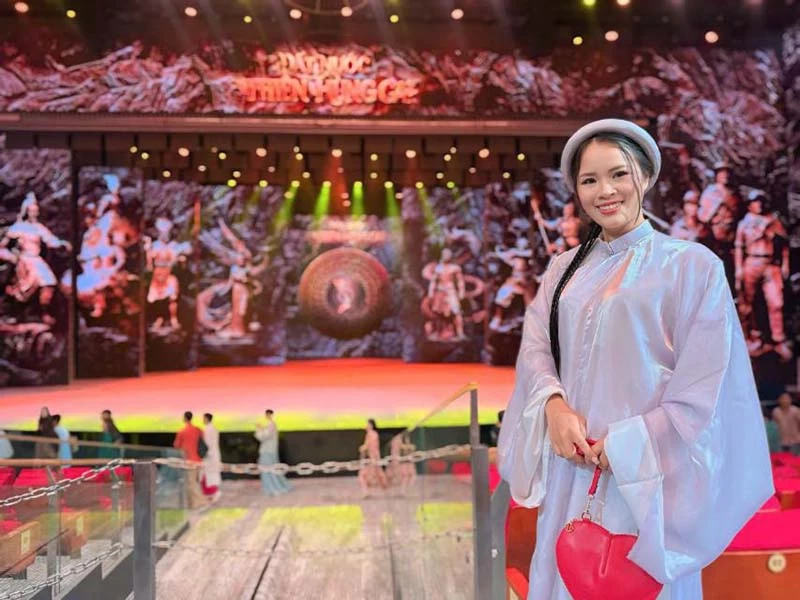 Khoảnh khắc lá cờ đỏ sao vàng được kéo lên ở cuối show diễn trở thành điểm nhấn gây xúc động cho Hoa hậu Ngọc Thanh và khán giả. Ảnh: Vinpearl. Khoảnh khắc lá cờ đỏ sao vàng được kéo lên ở cuối show diễn trở thành điểm nhấn gây xúc động cho Hoa hậu Ngọc Thanh và khán giả. Ảnh: Vinpearl.