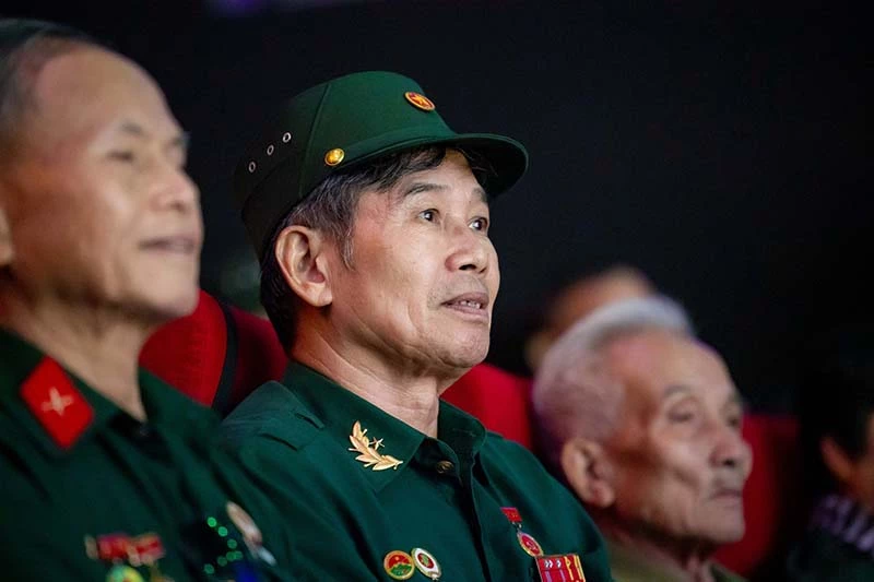 Với nhiều cựu chiến binh, show diễn là hành trình trở về với ký ức hào hùng của những năm tháng bảo vệ Tổ quốc. Ảnh: Vinpearl. Với nhiều cựu chiến binh, show diễn là hành trình trở về với ký ức hào hùng của những năm tháng bảo vệ Tổ quốc. Ảnh: Vinpearl.