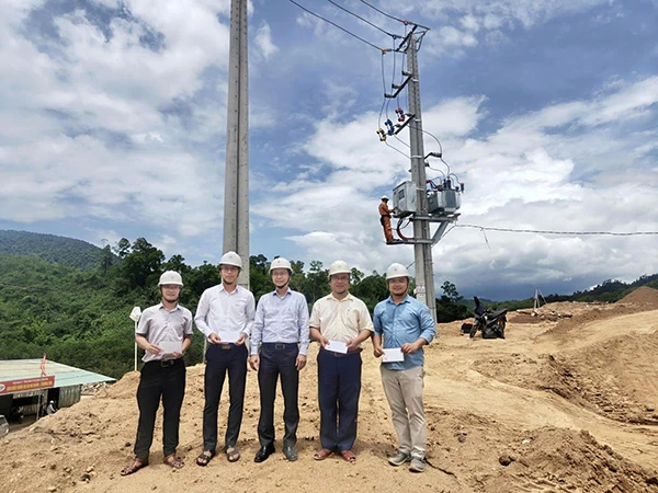 Phó Giám đốc PC Đà Nẵng Phan Hiền Trí biểu dương các đơn vị tham gia thi công. Phó Giám đốc PC Đà Nẵng Phan Hiền Trí biểu dương các đơn vị tham gia thi công.