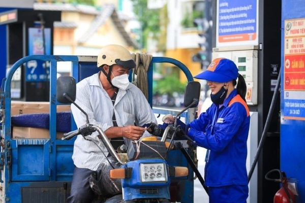 Giá xăng dầu tăng mạnh, E10 lên gần 23.000 đồng/lít