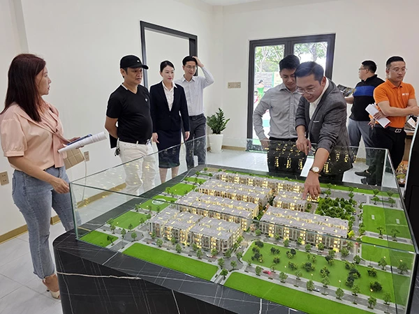 Các nhà đầu tư tìm hiểu dự án FUTA Kim Phát (phường Hoà Khánh, Đà Nẵng) của Công ty FUTA Land. Các nhà đầu tư tìm hiểu dự án FUTA Kim Phát (phường Hoà Khánh, Đà Nẵng) của Công ty FUTA Land.