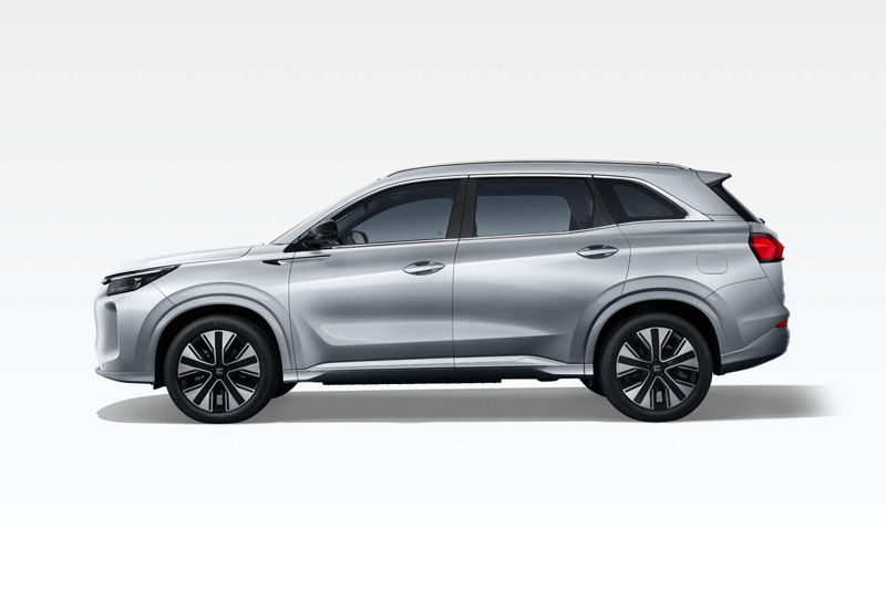 SUV PHEV 6 chỗ, di chuyển 119km không cần đổ xăng, giá gần 700 triệu đồng