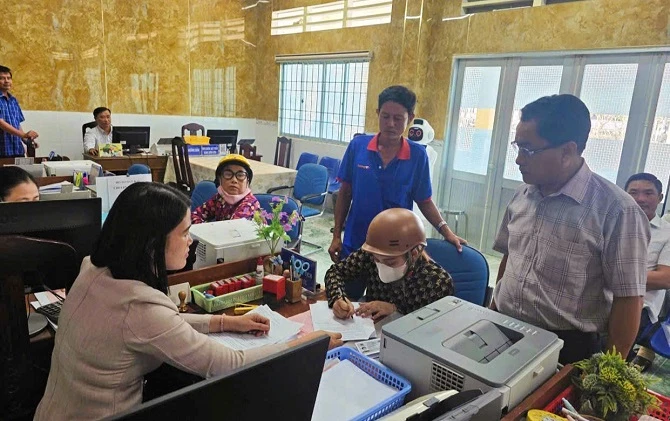 3- Cán bộ, công chức niềm nở, tận tình hướng dẫn người dân thực hiện thủ tục hành chính.