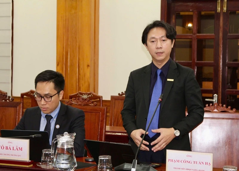 Ông Phạm Công Tuấn Hạ - Thành viên độc lập Hội đồng quản trị Nam A Bank, chia sẻ thông tin tại buổi làm việc. Ông Phạm Công Tuấn Hạ - Thành viên độc lập Hội đồng quản trị Nam A Bank, chia sẻ thông tin tại buổi làm việc.