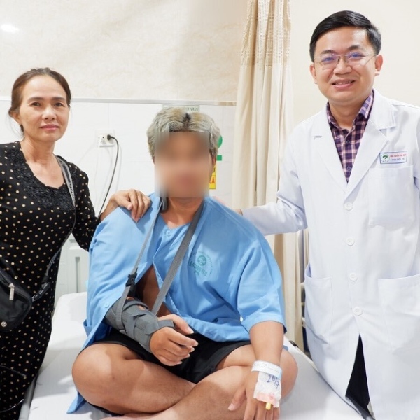 Thiếu niên gãy xương cánh tay, tổn thương thần kinh quay sau vật tay