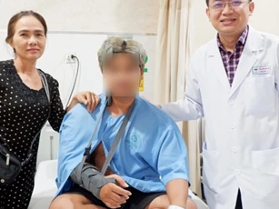 Thiếu niên gãy xương cánh tay, tổn thương thần kinh quay sau vật tay