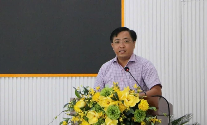 1- Ông Nguyễn Trường Giang - Phó Chủ tịch UBND phường Tân Thành cho biết đối với những hộ dân đã thống nhất với phương án hỗ trợ, địa phương sẽ tiến hành chi trả trước ngày 15/8 tới. 1- Ông Nguyễn Trường Giang - Phó Chủ tịch UBND phường Tân Thành cho biết đối với những hộ dân đã thống nhất với phương án hỗ trợ, địa phương sẽ tiến hành chi trả trước ngày 15/8 tới.
