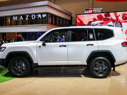 Toyota Land Cruiser Hybrid 2026 ra mắt, giá gần 4 tỷ đồng