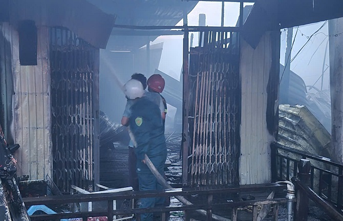 An Giang: Cháy ở khu dân cư khiến 5 căn nhà bị hư hại