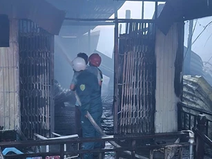 An Giang: Cháy ở khu dân cư khiến 5 căn nhà bị hư hại