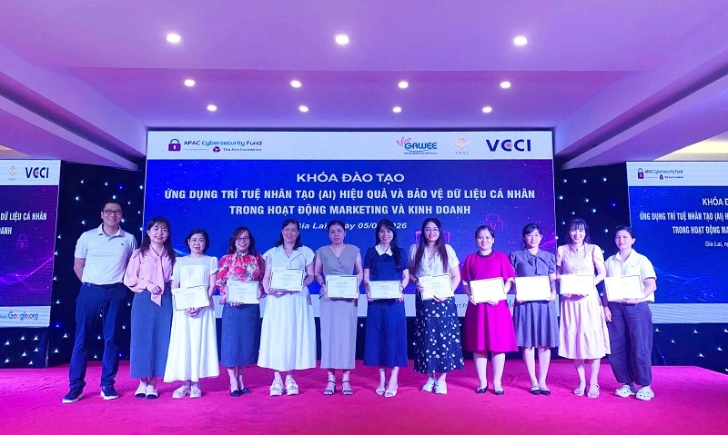 Trao chứng nhận hoàn thành khoá đào tạo cho các học viên.