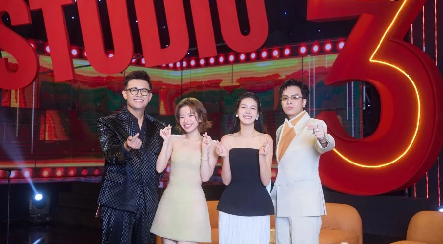 Hứa Kim Tuyền chụp ảnh kỷ niệm cùng MC Đức Bảo, Hồng Nhung và ca sĩ Lâm Bảo Ngọc. Ảnh: VTV