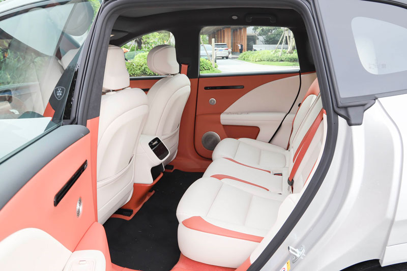 SUV hạng sang mạnh 968 mã lực, giá gần 900 triệu đồng