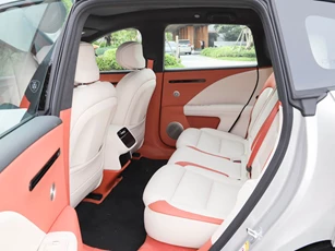 SUV hạng sang mạnh 968 mã lực, giá gần 900 triệu đồng