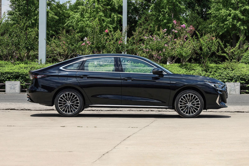 Xe sedan hạng D công suất 254 mã lực, giá chưa tới 450 triệu đồng